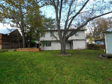 405 Plum St, Fredericksburg, TX 78624 - photo 3