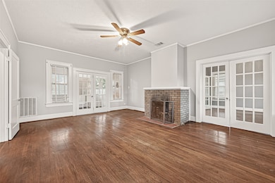 Living Area
Fireplace is inoperable