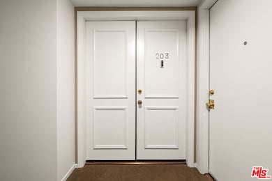 137 S Palm Dr unit 203, Beverly Hills, CA 90212 - photo 3