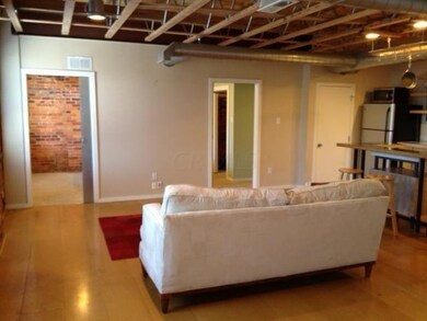 956 N High Living 4