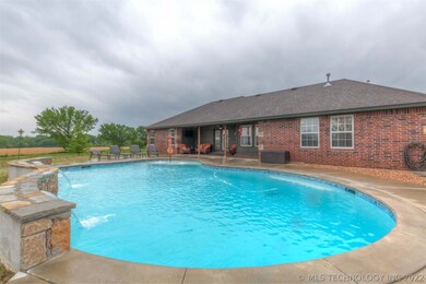 2016 Gunite POOL w/ LED Lighting, Waterfalls, Tann