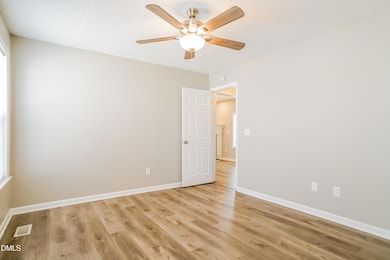 007-photo-primary-bedroom-9690807