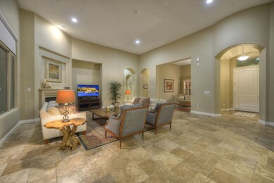 Family/Living Rm: 14-Ft Ceilings