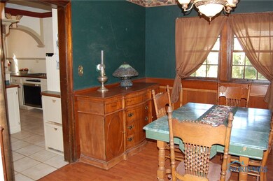 Dining room with chair rail