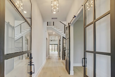 927 W 43rd St, Houston, TX 77018 - photo 2