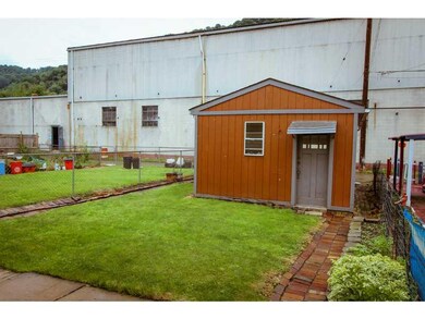 Yard/Garden. Easy care yard