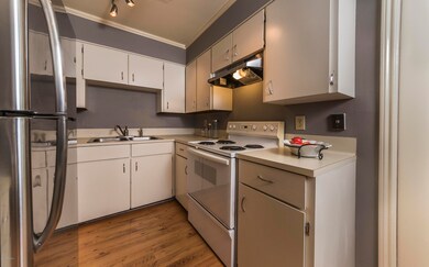 106 Parkwood Kitchen 2