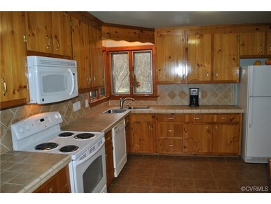 Beautiful eat-in kitchen