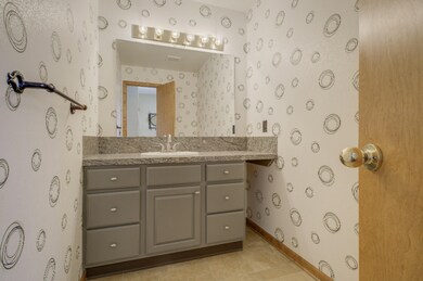 Main level 1/2 bath