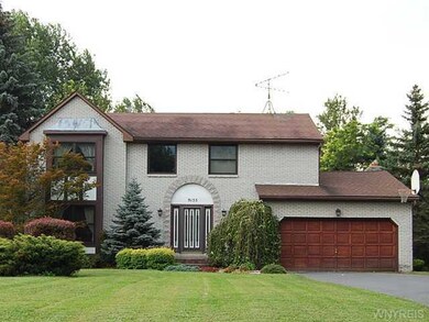 Exterior Front Spring/Summer Photo
