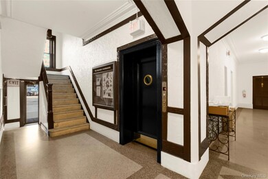 37 Brompton Rd unit 3D, Great Neck, NY 11021 - photo 5