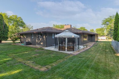 2122 Crescent Dr, Cedar Falls, IA 50613 - photo 4