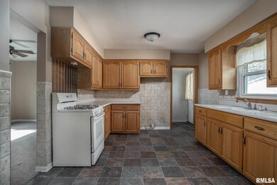 2338 W 3rd St, Davenport, IA 52802 - photo 3