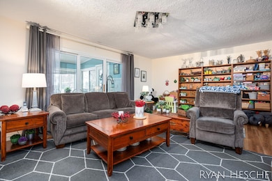 7-web-or-mls-2431 E Collier-7