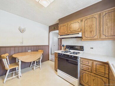 81 Cedarlawn Blvd, Valley Stream, NY 11580 - photo 3