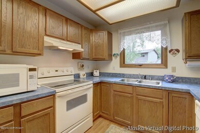 Big Kitchen w Ample Storage