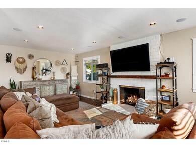 4124 Ashwood Ct-004-003-Living Room-MLS_