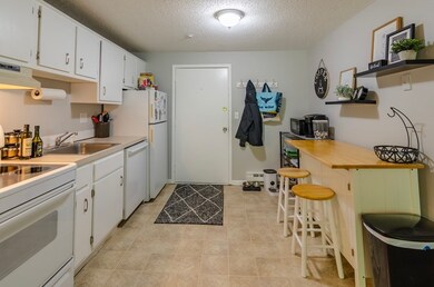 98 Pemberton St unit 34, Dracut, MA 01826 - photo 6