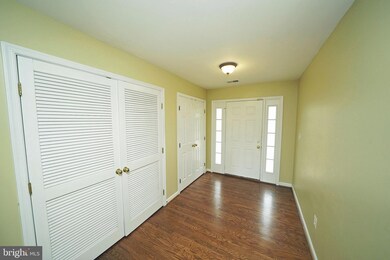 25561 Gwynneth Square, Chantilly, VA 20152 - photo 2