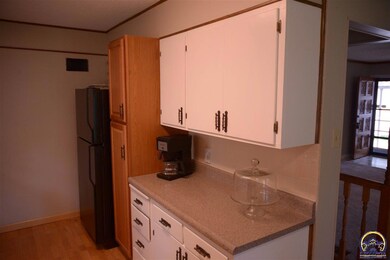 1616 SW Burnett Rd, Topeka, KS 66604 - photo 4