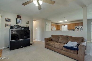 07_EmeraldFarmWay_7319_Living04