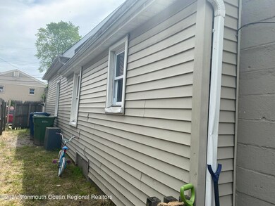 side view leadint to private rear yard