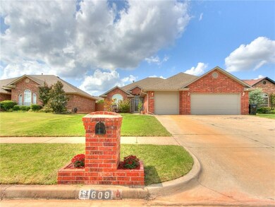 609 Loyd Ln, Moore, OK 73160 - photo 2