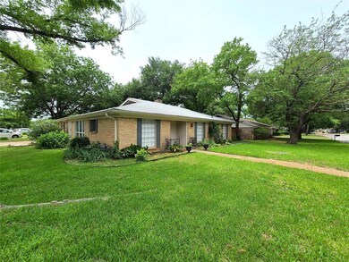 925 Bedford Ct W, Hurst, TX 76053 - photo 4