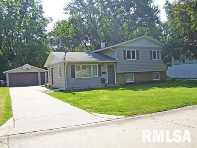 2709 Greenway Dr, Bettendorf, IA 52722 - photo 2