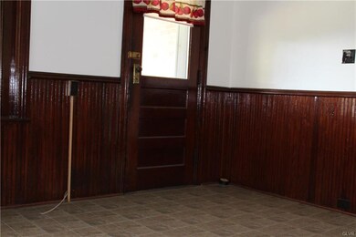 Side entry into eat-in kitchen
