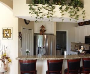 Kitchen / Eat-In Bar