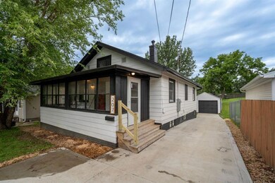 207 W 10th St S, Newton, IA 50208 - photo 2