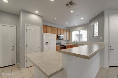 2823 E Darrow St (13)