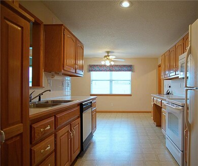 708 Twilight Ct, Raymore, MO 64083 - photo 4