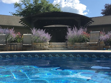 N2748 Alphorn Ln, Appleton, WI 54913 - photo 2