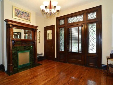 Entry/Foyer.
