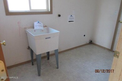 204 Millenium St, Moxee, WA 98936 - photo 7