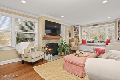 Living Room/Gas Fireplace