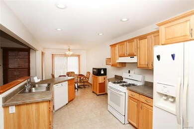 7153 Blue Heron Ct, Niagara Falls, NY 14304 - photo 6