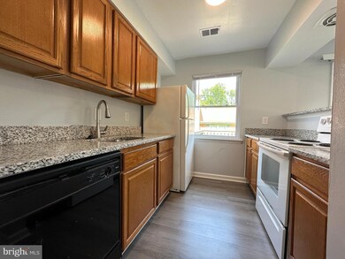 9677 Hagel Cir unit 36/A, Lorton, VA 22079 - photo 6