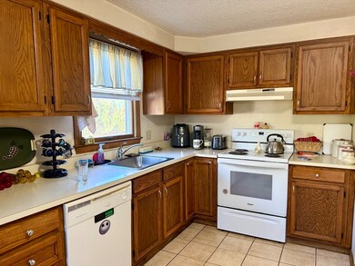 567 Mendon Rd unit 1, Attleboro, MA 02703 - photo 3