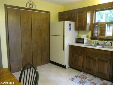 Kitchen - Large eat-in kitchen, Laundry hook-ups b