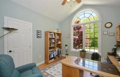 Front facing office or bedroom