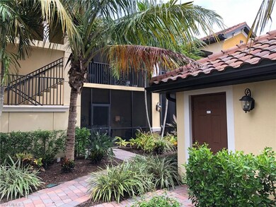 Entry way with garage door close to front lanai.