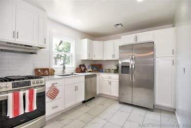 Large kitchen w/ all new cabinets, counter tops ti