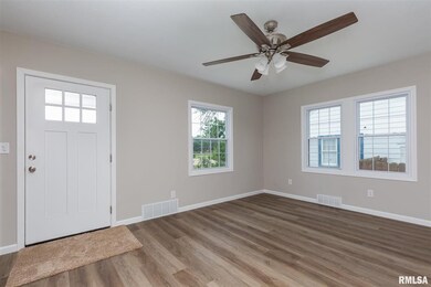 1514 E Pleasant St, Davenport, IA 52803 - photo 3