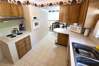 28542 Simmons Rd, Perrysburg, OH 43551 - photo 5