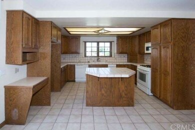 Large Kitchen with Breakfast Counter/Island