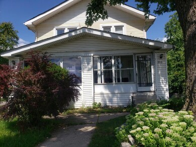 990 E 18th