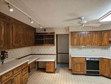 20250524_165031 (1).jpg  Eat-in kitchen, built in desk, cabinets over-under countertops